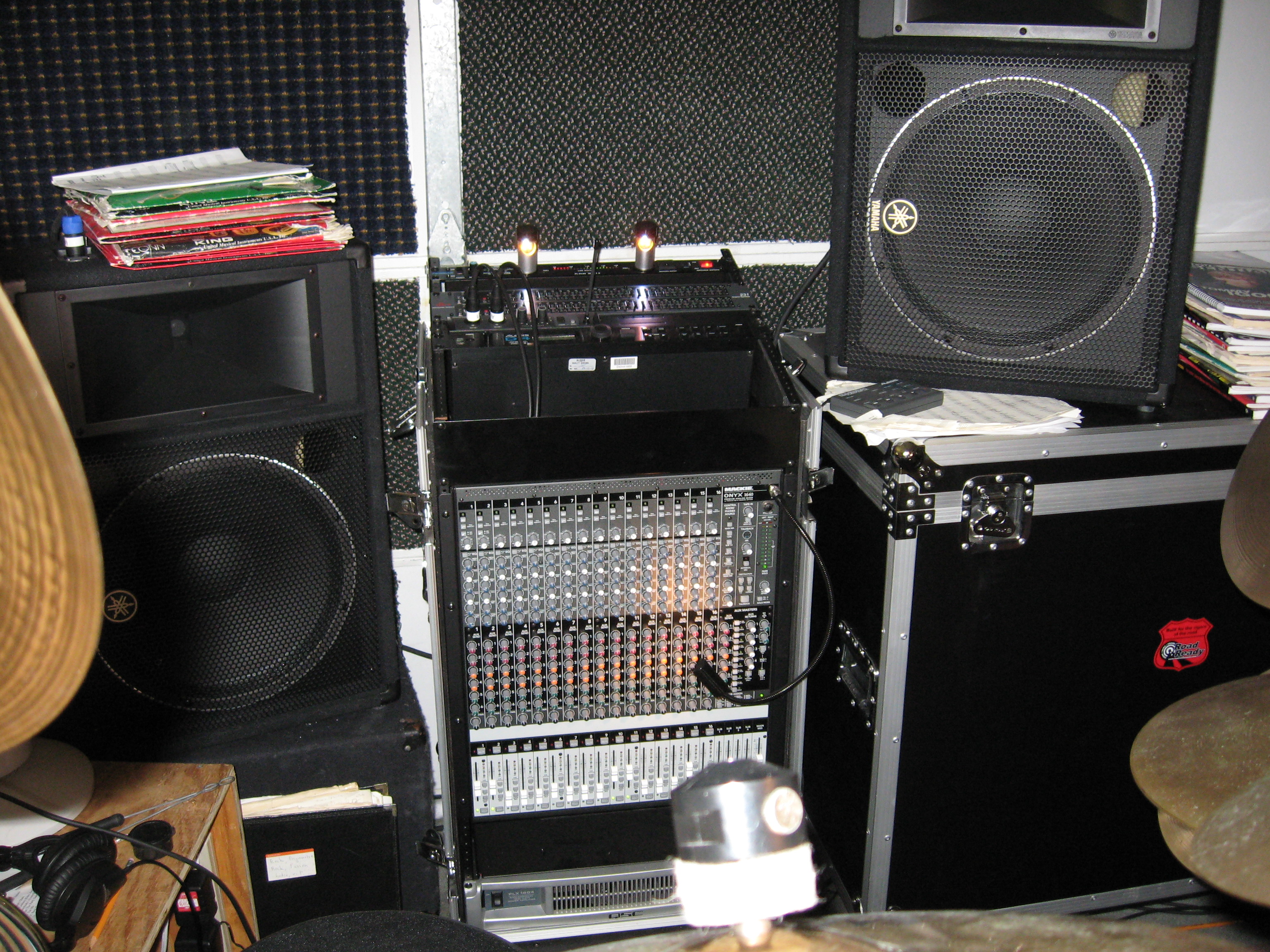 Mackie Onyx 1640 |  YAMAHA SM15 Monitors |  DBX 231 Graphic EQ